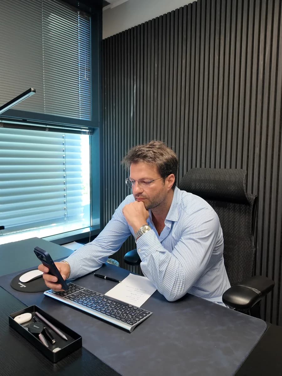 Eytan Halfin an seinem Schreibtisch